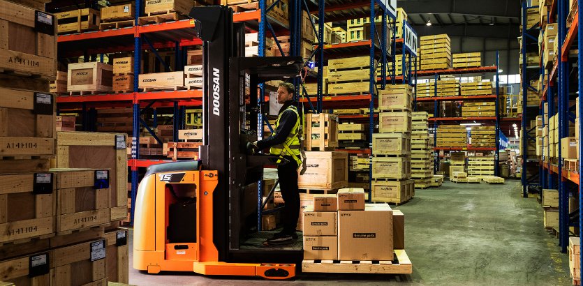 What is the Difference Between an Order Picker and a Reach Truck? What is the Difference Between an Order Picker and a Reach Truck?
