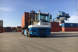 How Shunt Trucks Offer Improved Safety and Productivity for Moving Trailers How Shunt Trucks Offer Improved Safety and Productivity for Moving Trailers