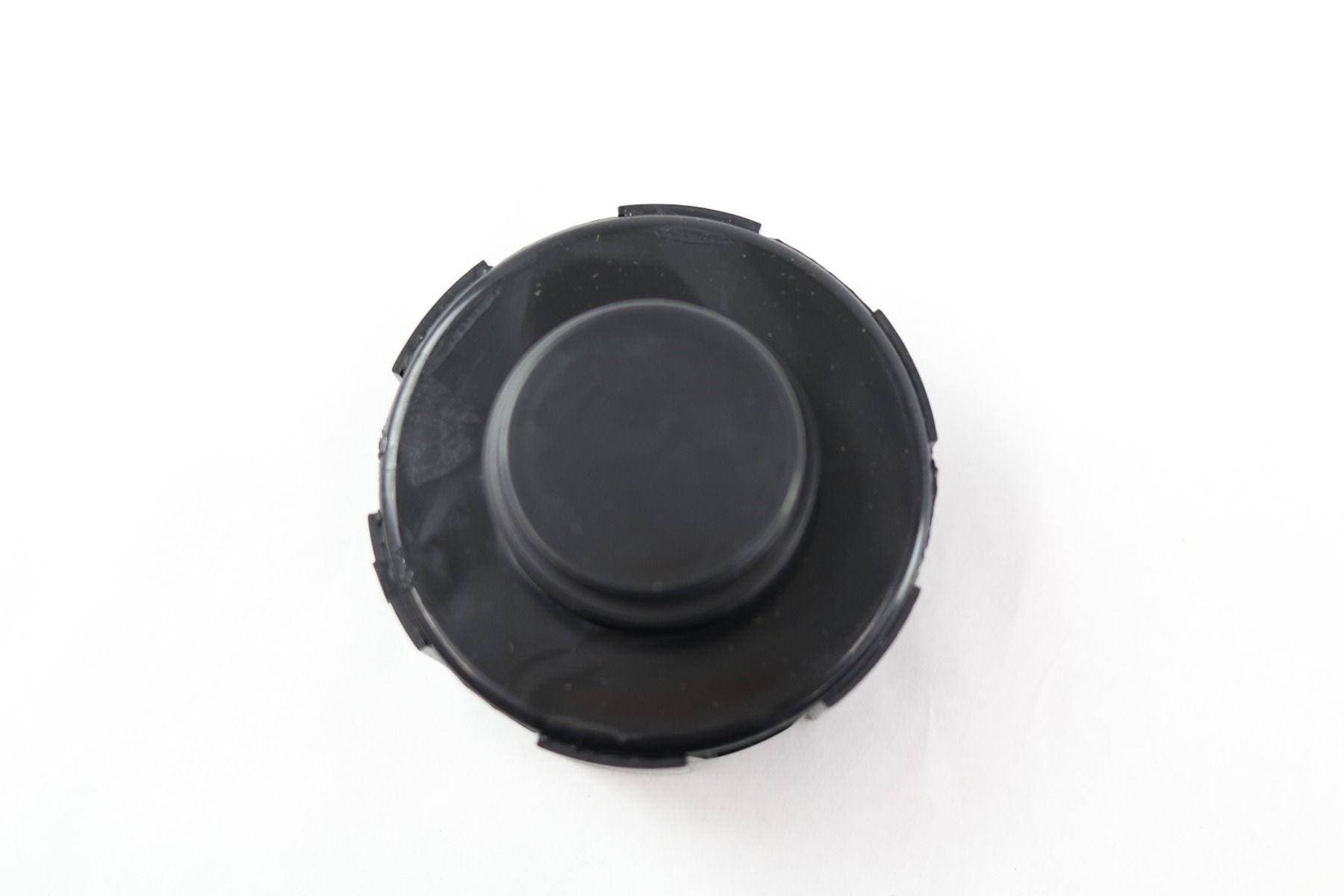 Genuine Bobcat Hydraulic Oil Non-Vented Cap, 6728149 view 2.
